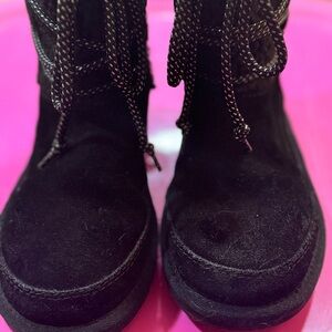 Girls SZ 2 Koolaburra Boots by UGG Black Like New Suede 
Cozy Black Winter Boots